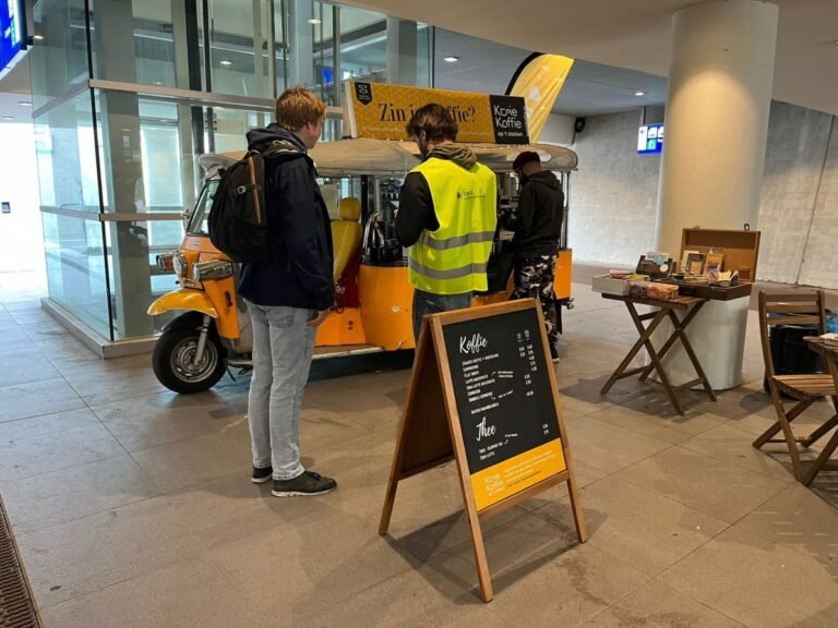 Beaumont is de buurt ingedoken met een koffiekar en iPads, om enquêtes af te nemen bij passanten op het station Delft Campus en studenten bij de TU-Library.