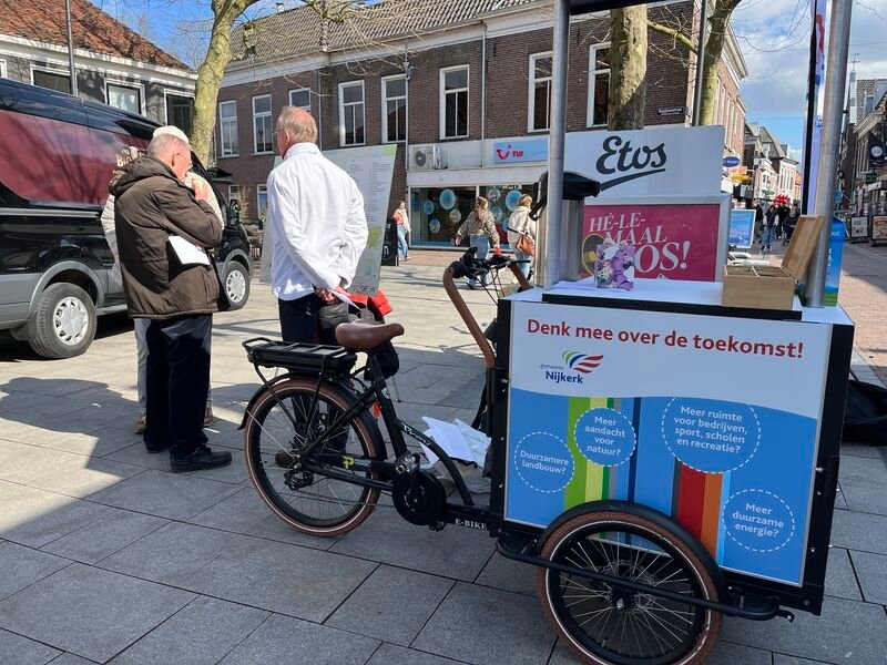 Goede participatie hoeft niet uren te duren. Sterker nog: een gesprek van vijf minuten op straat kan je soms meer opleveren dan een hele bewonersavond. @ Beaumont Communicatie & Management