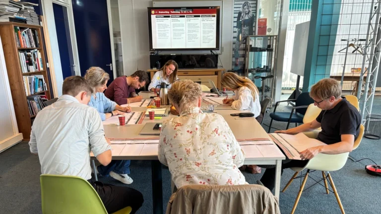 Met Brainwriting werkt iedereen aan elk idee en is de uitkomst aan het eind echt van de hele groep. Dat creëert draagvlak. Mooie bijkomstigheid: omdat iedereen schrijft, bepalen niet alleen de mondigste stemmen de uitkomst.